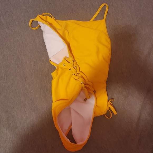 💛Yellow one piece💛 - Picture 2 of 3